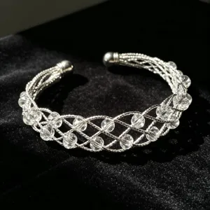 Bracciale rigido intrecciato argentato con perline di cristallo trasparente donna elegante.
