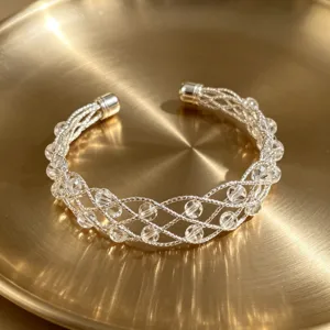 Squisito bracciale rigido intrecciato argento con perle di cristallo trasparenti dettaglio.
