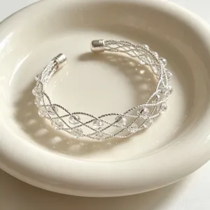 Squisito bracciale rigido in cristallo intrecciato argentato, elegante dettaglio in filo