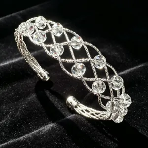 Bracciale rigido intrecciato argentato con perle di cristallo, gioiello elegante donna.