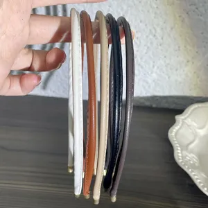 Détail de serre-tête fin en cuir PU minimaliste, accessoire élégant multicolore.