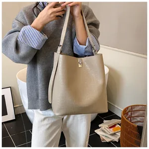 Sac cabas bandoulière élégant pour femme en beige motif crocodile, tendance automne hiver chic.