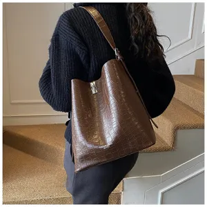 Vue détail du sac cabas épaule pour femme en motif crocodile marron élégant avec serrure.