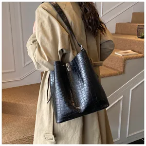 Sac seau noir motif crocodile pour femme, elegante sac a bandouliere en cuir PU chic.