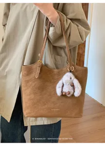 Sac cabas rétro en suédine marron avec charm lapin en peluche, grand sac porté épaule minimaliste.