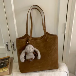Rétro Grande Capacité Cuir PU Sac Cabas Femmes Minimaliste Commutage Sac à Bandoulière Avec Sans Pendentif Mode Sac à Main