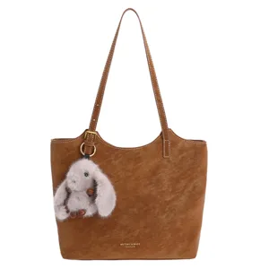 Sac cabas marron élégant pour femme grand sac porté épaule avec charmant pendentif lapin.