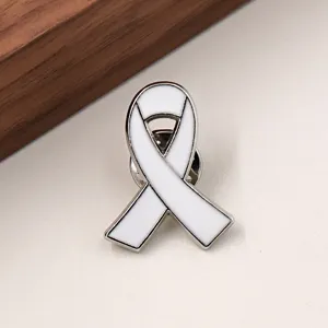 Broche de metal con cinta de conciencia blanca insignia de caridad accesorio de joyería.