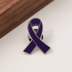 Detalle de broche de cinta de concienciación morada, insignia benéfica de esmalte metálico.