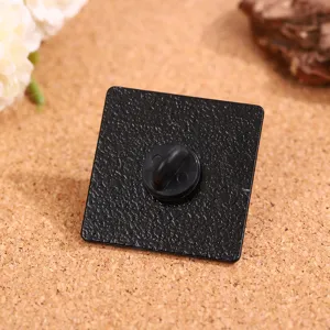 Schwarze Metall-Anstecknadel Rückseite mit sicherem Gummiverschluss, modisches Accessoire.
