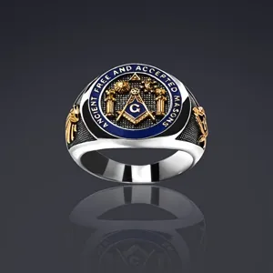 Anillo masónico bicolor para hombre con esmalte azul y símbolo de compás elegante.