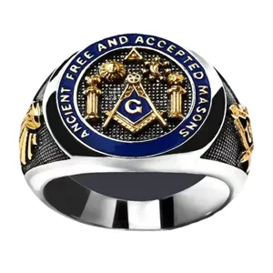 Anillo masónico para hombre con esmalte azul y diseño de metal bicolor clásico.