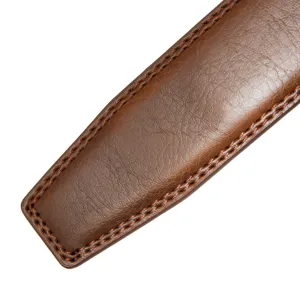Gros plan sur le détail de la lanière en cuir marron avec coutures soignées et texture.
