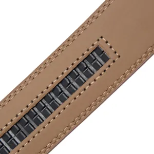 Gros plan détaillé d'une lanière de ceinture pour homme en cuir avec rail de boucle.