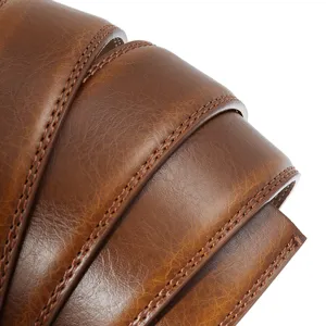 Gros plan detail de la sangle de ceinture homme en cuir marron 3.5cm texture de couture.