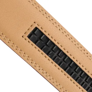 Vue en gros plan de la sangle de ceinture en cuir pour hommes avec piste a cliquet.