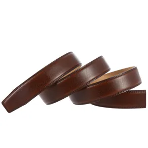 Gros-plan sur le détail de la lanière de ceinture en cuir marron avec de belles coutures et texture.