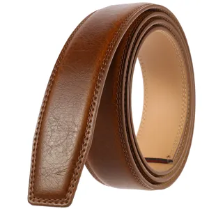 Vue rapprochée d'une lanière de ceinture en cuir marron enroulée avec des coutures détaillées.