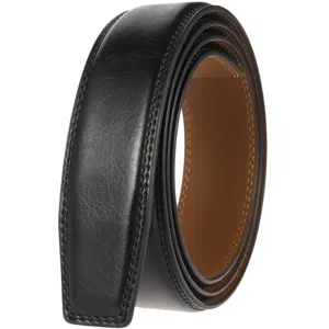 Gros plan détaillé de la sangle de ceinture en cuir noir, coutures de bords propres.