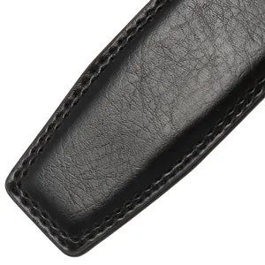 Détail en gros plan de la sangle de ceinture homme en cuir noir 3.5cm avec coutures.