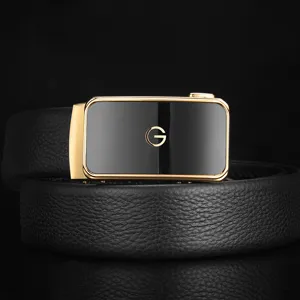 Ceinture homme en cuir de vachette grain litchi avec boucle métallique automatique détail.