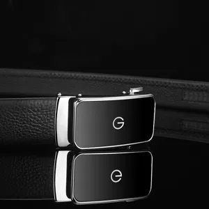 Vue détaillée de la ceinture automatique pour homme en cuir véritable grain litchi.