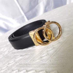Vue détaillée d'une ceinture pour homme en cuir véritable avec boucle automatique métallique.