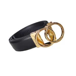 Vue détaillée d'une ceinture en cuir noir pour homme avec boucle dorée à anneaux entrelacés.