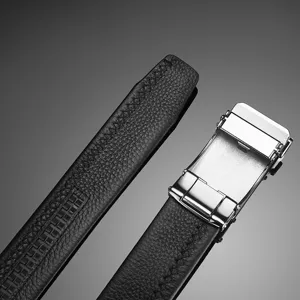 Ceinture homme en cuir noir avec boucle automatique en métal argenté, élégante lanière en cuir.