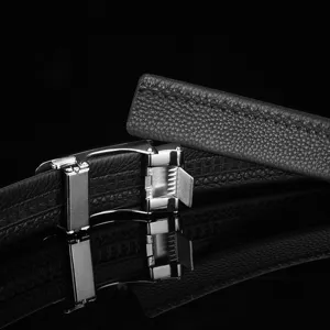 Ceinture en cuir pour homme boucle automatique cuir de vachette grainé pantalon détail