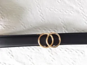 Vue détaillée de la ceinture en cuir noir pour homme avec boucle métallique double.