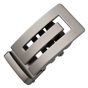 Gros plan détaillé d'une boucle de ceinture automatique brossée gunmetal avec texture métallique.