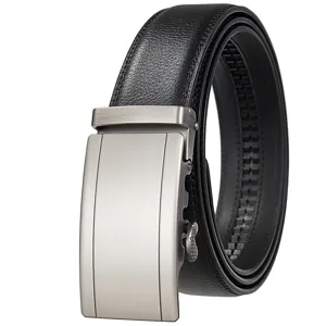 Vue rapprochée détaillée de la ceinture en cuir noir pour homme à boucle automatique.