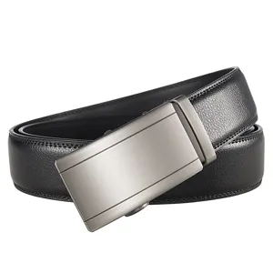 Détails de la ceinture en cuir noir pour homme avec une boucle automatique en métal.