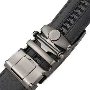 Gros plan sur la boucle automatique en cuir pour homme avec un design de sangle texturé.