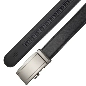 Vue détaillée de ceinture homme en cuir noir avec boucle automatique en métal et sangle.