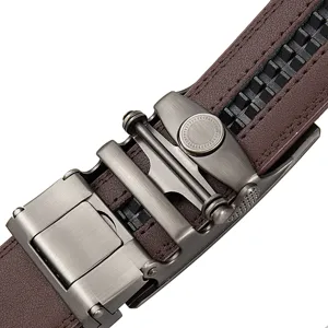 Ceinture en cuir marron à cliquet automatique pour homme détail, style d'affaires décontracté.