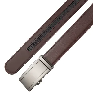 Vue détaillée de la ceinture automatique en cuir marron pour homme avec boucle métal.