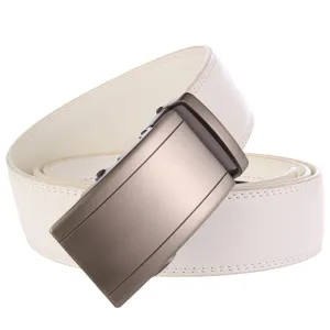 Détail de la ceinture en cuir blanc, boucle automatique métallique, design élégant et épuré.