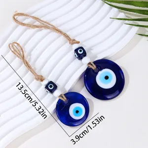 Detailansicht des blauen Augen Hängeornaments mit Glasmaterial, Hanfseil und Maßen.