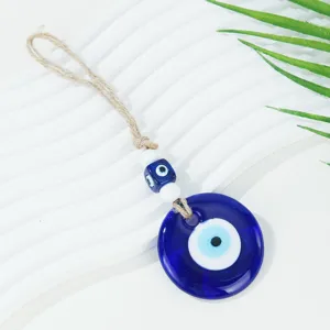 Detailansicht des türkischen blauen bösen Blick Hängeornament Glas Wanddeko Amulett.