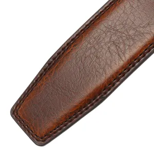 Gros plan sur la lanière de ceinture en cuir marron avec texture fine et belles coutures.