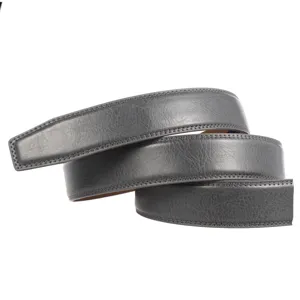 Gros plan d'une lanière de ceinture en cuir gris avec texture fine et coutures nettes.