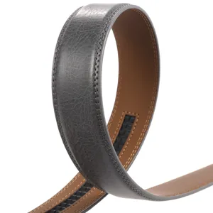 Gros plan de la lanière de ceinture pour homme texturée grise avec doublure marron et rail à cliquet.