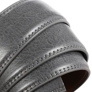 Gros plan détaillé de la lanière de ceinture homme en cuir gris de 3.5cm avec fine texture.