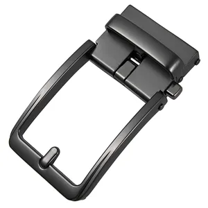Gros plan détaillé d'une boucle de ceinture automatique en métal noir pour homme.
