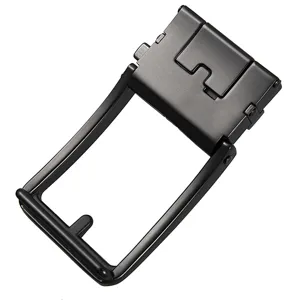 Gros plan détaillé d'une boucle de ceinture automatique en métal noir pour hommes.