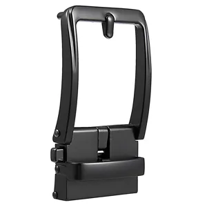 Gros plan détaillé d'une boucle de ceinture automatique noire, accessoire élégant.