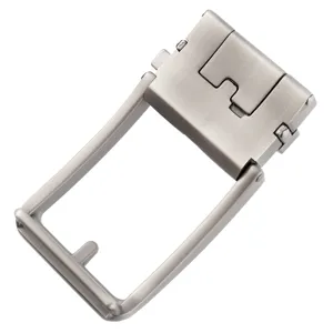 Vue rapprochée détaillée de la boucle de ceinture automatique en métal pour le style d'affaires.