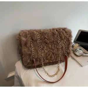 Sac bandoulière en fausse fourrure marron, sac moelleux élégant avec chaîne dorée.